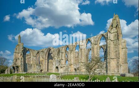 Les ruines de l'abbaye de Bolton dans le Yorkshire photographiées contre un ciel bleu Banque D'Images