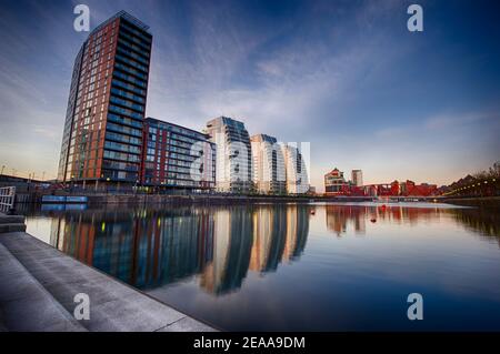 Appartements modernes donnant sur un quai. Ces bâtiments comprennent un bloc de trois appelés les bâtiments NV conçus pour ressembler aux voiles d'un galléon. Banque D'Images