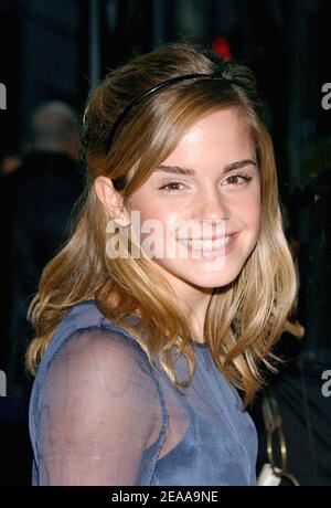 L'actrice et membre de la troupe Emma Watson arrive à la première américaine de 'Harry Potter et le gobelet du feu' qui s'est tenue au théâtre Ziegfeld à New York, le samedi 12 novembre 2005. Photo de Nicolas Khayat/ABACAPRESS.COM Banque D'Images