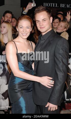 'singer LeAnn Rimes et son mari Dean Sheremet arrivent à la première du très attendu Johnny Cash (superstar de la musique country) biopic ''Walk the Line'', qui s'est tenu au Beacon Theatre à New York, le dimanche 13 novembre 2005. Photo de Nicolas Khayat/ABACAPRESS.COM' Banque D'Images