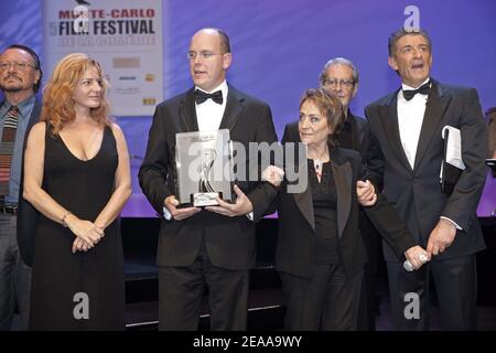 L'actrice française Annie Girardot (2e R) reçoit un prix pour sa carrière du Prince Albert de Monaco (2e L) En présence du membre du jury Giuliana de SIO (L) et du présentateur de télévision italien Ezio Greggio (L) lors de la cérémonie de clôture du 5e Festival du film de Comedy de Monte-Carlo qui s'est tenu au Grimaldi Forum à Monaco, le samedi 12 novembre 2005. Photo de Thierry Orban/ABACAPRESS.COM Banque D'Images