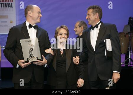 L'actrice française Annie Girardot reçoit un prix pour sa carrière du Prince Albert de Monaco (L) et de la présentatrice de télévision italienne Ezio Greggio lors de la cérémonie de clôture du 5ème Festival du film de Monte-Carlo de Comedy qui s'est tenu au Grimaldi Forum de Monaco, le samedi 12 novembre 2005. Photo de Thierry Orban/ABACAPRESS.COM Banque D'Images