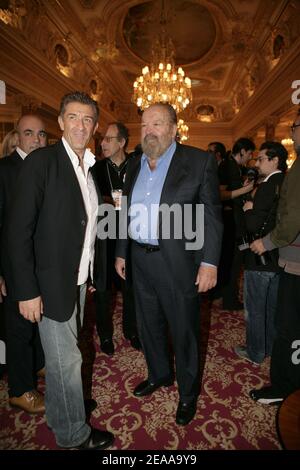 Ezio Greggio (L), présentateur de la télévision italienne, et Bud Spencer, acteur italien, posent lors du 5e Festival du film de Comédie de Monte-Carlo, qui s'est tenu au Grimaldi Forum à Monaco, le samedi 12 novembre 2005. Photo de Thierry Orban/ABACAPRESS.COM Banque D'Images