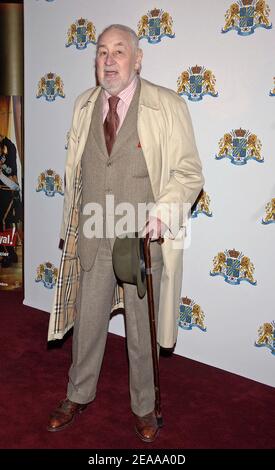 L'acteur français Philippe Noiret participe à la première du film de Valerie Lemercier, 'Palais Royal', au théâtre UGC Gaumont sur les champs Elysées à Paris, le 14 novembre 2005. Photo de Giancarlo Gorassini/ABACAPRESS.COM Banque D'Images