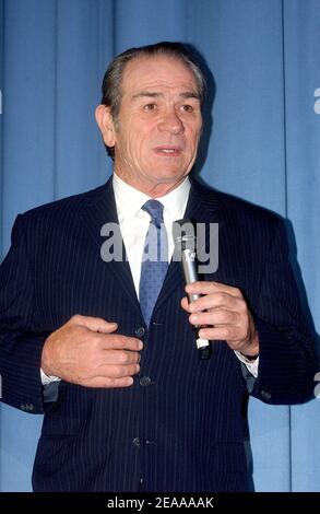 L'acteur américain Tommy Lee Jones, membre du casting, participe à la première des trois acquisitions réalisée par Tommy Lee Jones au Théâtre de Normandie de l'UGC sur les champs-Élysées à Paris, en France, le 15,2005 novembre. Photo de Giancarlo Gorassini/ABACAPRESS.COM Banque D'Images
