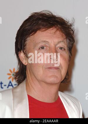 Paul McCartney participe au 5e Gala annuel d'adoption-A-Minefield au Beverly Hilton, à Los Angeles, en Californie, le 15 novembre 2005. Photo de Lionel Hahn/ABACAPRESS.COM Banque D'Images