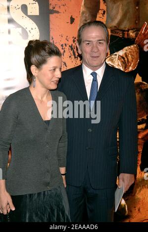 L'acteur américain Tommy Lee Jones, membre du casting, et l'épouse Dawn Jones assistent à la première des trois Entertaments réalisée par Tommy Lee Jones au Théâtre de Normandie de l'UGC sur les champs-Élysées à Paris, en France, le 15,2005 novembre. Photo de Giancarlo Gorassini/ABACAPRESS.COM Banque D'Images