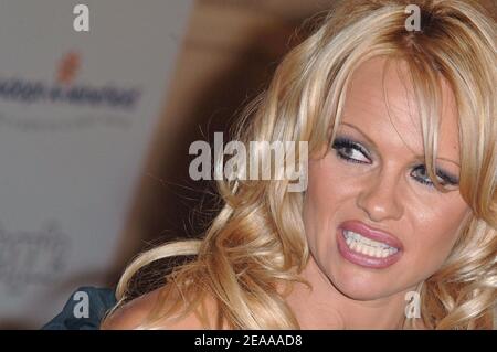 Pamela Anderson participe au 5e Gala annuel adopter-A-Minefield au Beverly Hilton, à Los Angeles, en Californie, le 15 novembre 2005. Photo de Lionel Hahn/ABACAPRESS.COM Banque D'Images