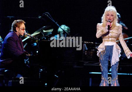 Sir Elton John et Dolly Parton sur scène lors du 39e Prix annuel de la musique country qui s'est tenu au Madison Square Garden à New York, NY, le 15 novembre 2005. Photo de Nicolas Khayat/ABACAPRESS.COM Banque D'Images