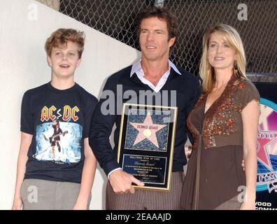 L'acteur Dennis Quaid est honoré de la 2295ème étoile sur le Hollywood Walk of Fame en face de l'hôtel Roosevelt. Son épouse Kimberly Buffington et son fils Jack Quaid assistent à la cérémonie. Los Angeles, le 16 novembre 2005. Photo de Lionel Hahn/ABACAPRESS.COM Banque D'Images