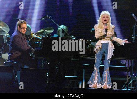 Sir Elton John et Dolly Parton sur scène lors du 39e Prix annuel de la musique country qui s'est tenu au Madison Square Garden à New York, NY, le 15 novembre 2005. Photo de Nicolas Khayat/ABACAPRESS.COM Banque D'Images