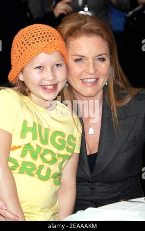 Sarah Ferguson, la duchesse de York, célèbre la Journée mondiale de l'enfance lors d'un concert privé à la Maison Ronald McDonald de Los Angeles, Los Angeles, CA, États-Unis, le 15 novembre 2005. Photo de Baxter/ABACAPRESS.COM Banque D'Images