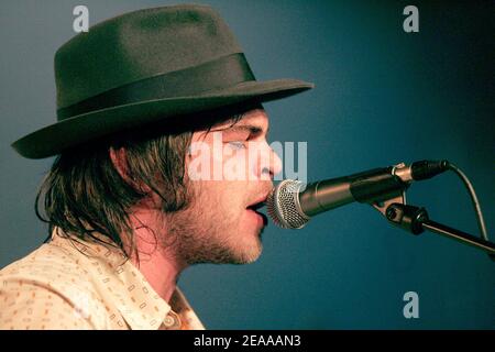 Gaz Coombes et Mickey Quin du groupe Supergrass se sont mis en scène sur les quais lors du LABORATOIRE URBAIN de la RATP à Paris, en France, le 16 novembre 2005. Photo de Laurent Zabulon/ABACAPRESS.COM. Banque D'Images