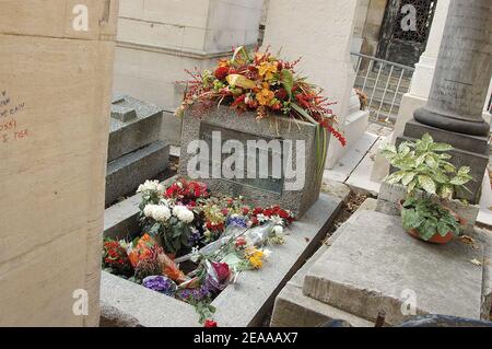 Tombe de Jim Morrison au cimetière du Père Lachaise, à Paris, en France, le 17 novembre 2005. La tombe est nettoyée et protégée par des clôtures de milliers de fans qui viennent chaque année pour rendre hommage au chanteur légendaire de Doors. Photo de Denis Guignebourg/ABACAPRESS.COM Banque D'Images