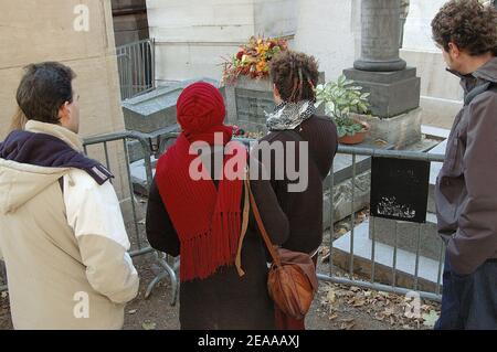 Tombe de Jim Morrison au cimetière du Père Lachaise, à Paris, en France, le 17 novembre 2005. La tombe est nettoyée et protégée par des clôtures de milliers de fans qui viennent chaque année pour rendre hommage au chanteur légendaire de Doors. Photo de Denis Guignebourg/ABACAPRESS.COM Banque D'Images