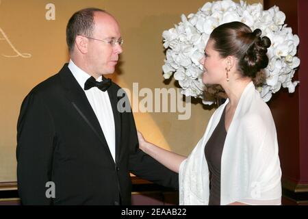 Le Prince Albert II de Monaco accueille la princesse Victoria de Suède pour un dîner avec de hautes autorités étrangères au Grill of Hotel de Paris à Monaco dans le cadre des cérémonies d'investiture du Prince Albert, le 19 novembre 2005. Le Prince Albert II est officiellement investi comme dirigeant de Monaco. Photo par ABACAPRESS.COM Banque D'Images