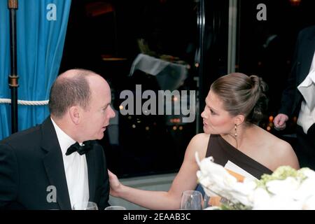 Le Prince Albert II de Monaco et la princesse Victoria de Suède à un dîner avec des hauts fonctionnaires étrangers au Grill of Hotel de Paris à Monaco dans le cadre des cérémonies d'investiture du Prince Albert, le 19 novembre 2005. Le Prince Albert II est officiellement investi comme dirigeant de Monaco. Photo par ABACAPRESS.COM Banque D'Images