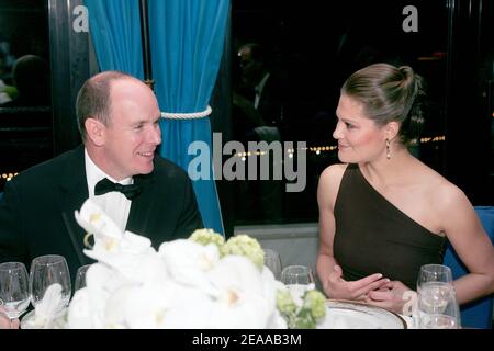 Le Prince Albert II de Monaco et la princesse Victoria de Suède à un dîner avec des hauts fonctionnaires étrangers au Grill of Hotel de Paris à Monaco dans le cadre des cérémonies d'investiture du Prince Albert, le 19 novembre 2005. Le Prince Albert II est officiellement investi comme dirigeant de Monaco. Photo par ABACAPRESS.COM Banque D'Images