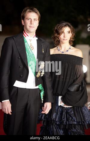 Le prince Emmanuel Philibert de Savoie et son épouse Clotilde Courau arrivent à Monaco le 19 novembre 2005 à Monaco à une représentation de l'opéra de Rossini, le Voyage a Reims, dans le cadre des cérémonies d'investiture du prince Albert II de Monaco. Photo de Orban/Nebinger/ABACAPRESS.COM Banque D'Images