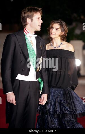 Le prince Emmanuel Philibert de Savoie et son épouse Clotilde Courau arrivent à Monaco le 19 novembre 2005 à Monaco à une représentation de l'opéra de Rossini, le Voyage a Reims, dans le cadre des cérémonies d'investiture du prince Albert II de Monaco. Photo de Orban/Nebinger/ABACAPRESS.COM Banque D'Images