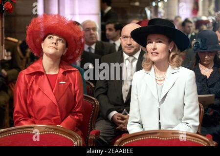 La princesse Victoria de Suède et Sophie du Liechtenstein à l'intérieur de la cathédrale de Monaco pendant la messe pontificale dans le cadre des cérémonies d'investiture du Prince Albert II de Monaco le 19 novembre 2005. Le Prince Albert II est officiellement investi comme dirigeant de Monaco. Photo pool par David Niviere/ABACAPRESS.COM Banque D'Images