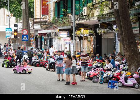 Paradis des enfants sur le bord de la route, Hanoï, Vietnam Banque D'Images