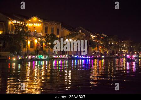 Au bord de mer de nuit avec réflexion à Hoi an, Vietnam Banque D'Images