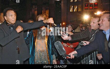 Muhammad Ali marche avec sa femme l'entrée tapis rouge au Gala d'ouverture du Centre Muhammad Ali au Centre Kentucky de Louisville, Kentucky, le 19 2005 novembre. Photo par Olivier Douliery/ABACAPRESS.COM Banque D'Images