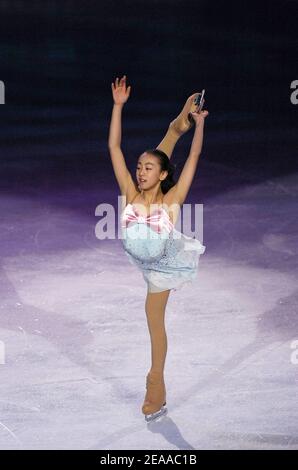 Le Japon Mao Asada participe à la danse de gala à la fin du Trophée Bompard, le 20 novembre 2005 au Palais Omnisports de Paris, en France. Photo de Nicolas Gouhier/CAMELEON/ABACAPRESS.COM Banque D'Images