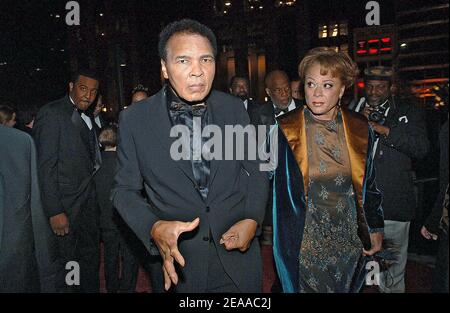 Le 19 2005 novembre, Muhammad Ali marche à l'entrée du tapis rouge pour le gala d'ouverture du Centre Muhammad Ali au Kentucky Centre de Louisville, Kentucky. Photo par Olivier Douliery/ABACAPRESS.COM Banque D'Images