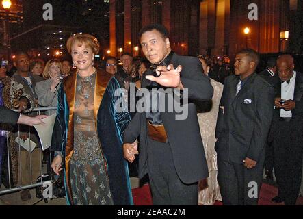 Muhammad Ali marche avec sa femme l'entrée tapis rouge au Gala d'ouverture du Centre Muhammad Ali au Centre Kentucky de Louisville, Kentucky, le 19 2005 novembre. Photo par Olivier Douliery/ABACAPRESS.COM Banque D'Images