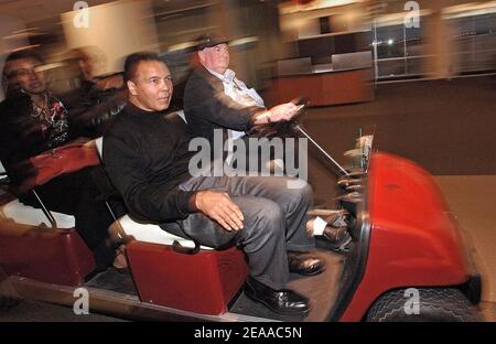 EXCLUSIF. Muhammad Ali arrive à l'aéroport international de Louisville, au Kentucky, aux États-Unis, le 20 novembre 2005. Photo par Olivier Douliery/ABACAPRESS.COM Banque D'Images