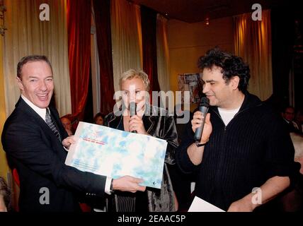 (G-D) le gérant du club Tony Gomez, l'actrice française Muriel Robin et l'humoriste Raphael Mezrahi assistent à une fête caritative organisée par Tony Gomez au club l'Etoile à Paris, en France, le 21 novembre 2005, pour le bénéfice de l'hôpital de la mère et de l'enfant de Kaboul. Photo de Bruno Klein/ABACAPRESS.COM. Banque D'Images