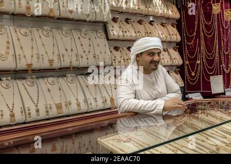 Saleman dans un souk de l'or, Abu Dhabi, Émirats Arabes Unis Banque D'Images