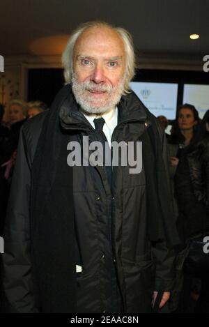 Le chanteur d'origine grecque Georges Moustaki pose lors d'un dîner de gala de charité au profit de la Fondation Princesse Margarita de Roumanie, au Théâtre Marigny à Paris, le 21 novembre 2005. Photo de Mehdi Taamallah/ABACAPRESS.COM Banque D'Images