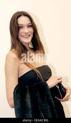 Carla Bruni, top model et chanteuse d'origine italienne, pose lors du Gala des Scopus Awards organisé par les amis français de l'Université hébraïque de Jérusalem, au petit Palais à Paris, France, le 22 novembre 2005. Photo de Laurent Zabulon/ABACAPRESS.COM. Banque D'Images