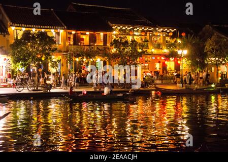 Au bord de mer de nuit avec réflexion à Hoi an, Vietnam Banque D'Images