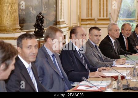 Le président français Jacques Chirac (C), avec le ministre de la Culture et des Communications Renaud Donnedieu de Vabres (3e L) et le ministre délégué à l'égalité des chances Azouz Begag (2e L), reçoit les chefs des chaînes de télévision françaises à l'Elysée Palace de Paris, France, le 23 novembre 2005. Photo de Chamussi/POOL/ABACAPRESS.COM Banque D'Images