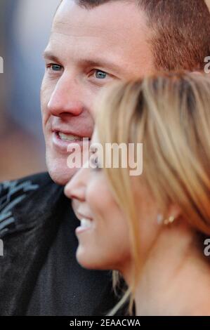 Lance Armstrong et Sheryl Crow arrivent aux American Music Awards 2005 qui se tiennent au Shrine Auditorium de Los Angeles, CA, Etats-Unis, le 22 novembre 2005. Photo de Lionel Hahn/ABACAPRESS.COM Banque D'Images