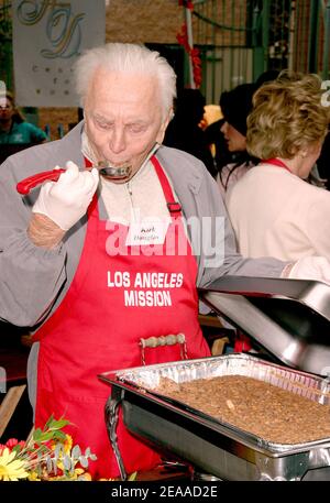 KIRK Douglas se porte volontaire lors du repas de Thanksgiving annuel DE LA Mission pour les sans-abri qui s'est tenu à la Mission de Los Angeles à Los Angeles, en Californie, le 23 novembre 2005. Photo par Amanda Parks/ABACAPRESS.COM Banque D'Images