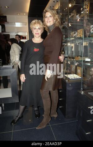 L'actrice française Sylvie Joly et sa fille Mathilde Vitry assistent à la soirée du Mont blanc 'Noir et blanc' pour présenter la nouvelle gamme 'Ecriture' en l'honneur de Greta Garbo, au magasin du Mont blanc sur les champs-Elysées à Paris, en France, le 24 novembre 2005. Photo de Giancarlo Gorassini/ABACAPRESS.COM Banque D'Images
