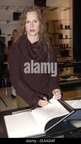 L'actrice française Florence Darel assiste à la soirée du Mont blanc 'Noir et blanc' pour présenter la nouvelle gamme 'Ecriture' en l'honneur de Greta Garbo, au magasin du Mont blanc sur les champs-Elysées à Paris, en France, le 24 novembre 2005. Photo de Giancarlo Gorassini/ABACAPRESS.COM Banque D'Images