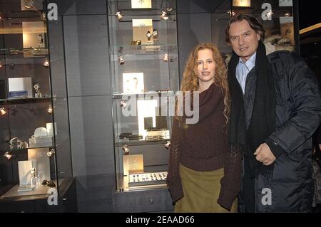 Les acteurs français Florence Darel et François-Eric Gendron assistent à la soirée du Mont blanc 'Noir et blanc' pour présenter la nouvelle gamme 'Ecriture' en l'honneur de Greta Garbo, au magasin du Mont blanc sur les champs-Elysées à Paris, en France, le 24 novembre 2005. Photo de Giancarlo Gorassini/ABACAPRESS.COM Banque D'Images