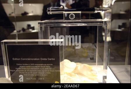 Un stylo du Mont blanc pour commémorer l'actrice Greta Garbo est exposé pendant la soirée 'Noir et blanc' pour présenter la nouvelle gamme 'Ecriture' en l'honneur de Greta Garbo, au magasin du Mont blanc sur les champs-Elysées à Paris, en France, le 24 novembre 2005. Photo de Giancarlo Gorassini/ABACAPRESS.COM Banque D'Images
