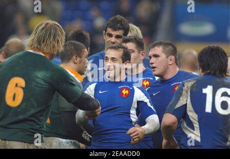 Thomas Castaignède de France félicite Schalk Burger d'Afrique du Sud lors du match de rugby France contre Afrique du Sud, le 26 novembre 2005, au Stade de France à Saint-Denis. France. La France a gagné 26-20. Photo Christophe Guibbbaud/Cameleon/ABACAPRESS.COM Banque D'Images