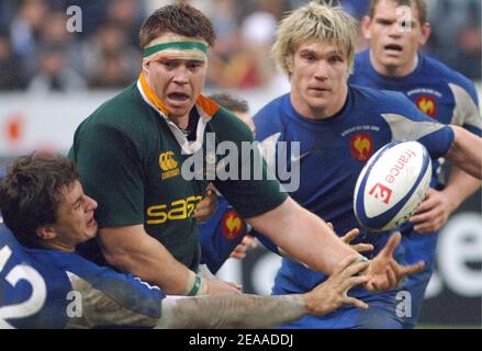 Capitaine John Smit d'Afrique du Sud avec Yannick Jauzion (L) et Remy Martin (R) de France lors du match de rugby France contre Afrique du Sud, le 26 novembre 2005, au Stade de France à Saint-Denis. France. La France a gagné 26-20. Photo Christophe Guibbbaud/Cameleon/ABACAPRESS.COM Banque D'Images