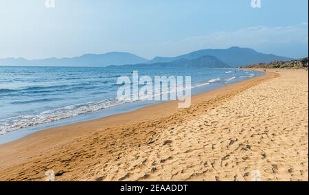 Station balnéaire populaire Iztuzu plage avec sable fin jaune attend les vacanciers et les touristes en Turquie, près de Dalyan. Paradis de la mer et concept de détente. Cette pl Banque D'Images