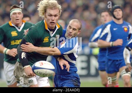 Le 26 novembre 2005, au Stade de France à Saint-Denis, Schalk Burger d'Afrique du Sud a été gonflé par Frédéric Michalak, de France, lors du match de rugby France contre Afrique du Sud. France. La France a gagné 26-20. Photo Christophe Guibbbaud/Cameleon/ABACAPRESS.COM Banque D'Images