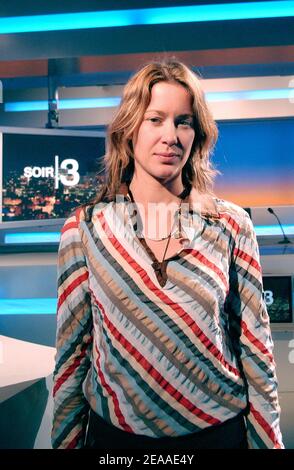 L'ethnologue française Emilie Barrucand, présidente de l'association 'Wayanga' pose dans le 'savoir 3' nouvelles au siège de France Televisons à Paris, en France, le 30 novembre 2005. Emilie Barrucand visite l'Europe avec une délégation de chefs amérindiens d'Amazonie, portant un message fort des peuples autochtones sur la nécessité de protéger la nature et l'environnement. Photo de Bruno Klein/ABACAPRESS.COM Banque D'Images