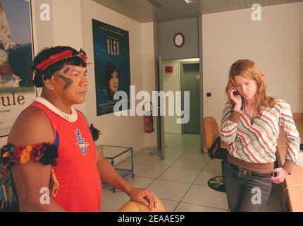 L'ethnologue française Emilie Barrucand, présidente de l'association 'Wayanga', et le chef amérindien Pirakuman Yawalapiti se posent avant leur apparition dans les nouvelles de 'la savoir 3' au siège de France Televisons à Paris, en France, le 30 novembre 2005. Emilie Barrucand visite l'Europe avec une délégation de chefs amérindiens d'Amazonie, portant un message fort des peuples autochtones sur la nécessité de protéger la nature et l'environnement. Photo de Bruno Klein/ABACAPRESS.COM Banque D'Images